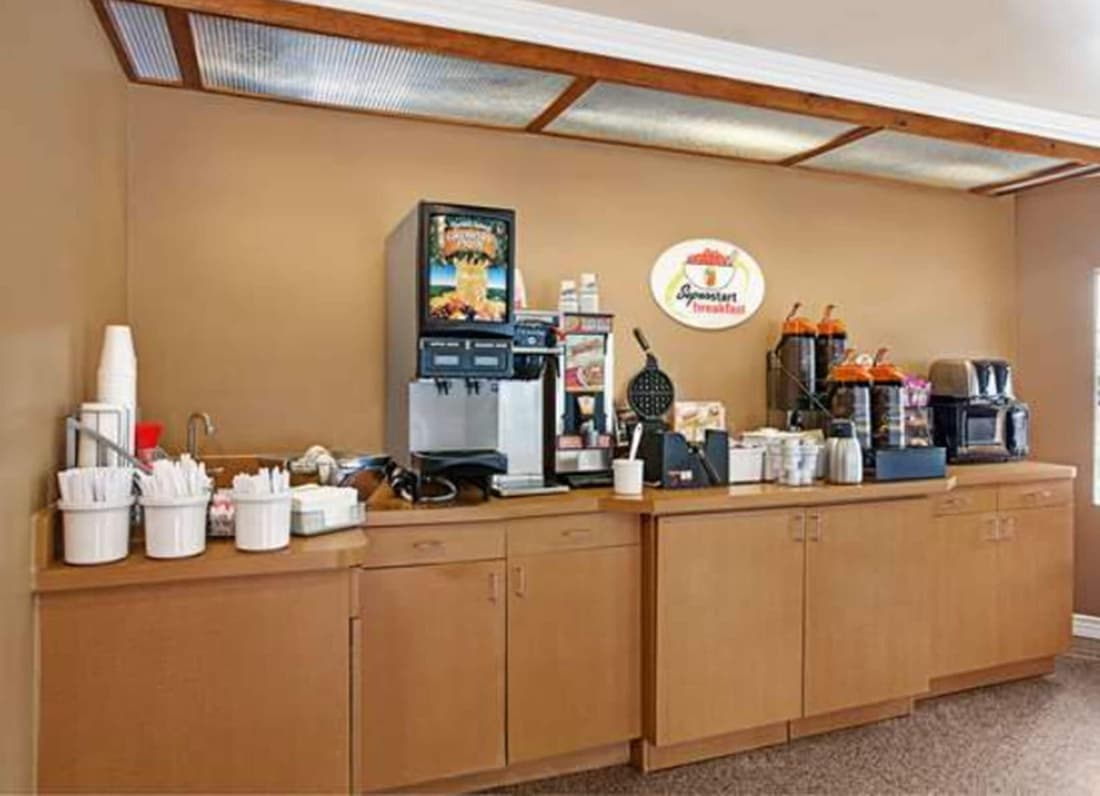 Super 8 by Wyndham Los Angeles Downtown