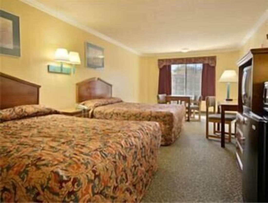 Super 8 by Wyndham Los Angeles Downtown