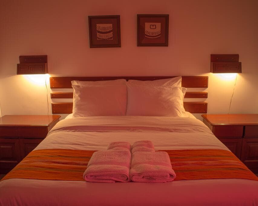 Hotel Explorer Deluxe
