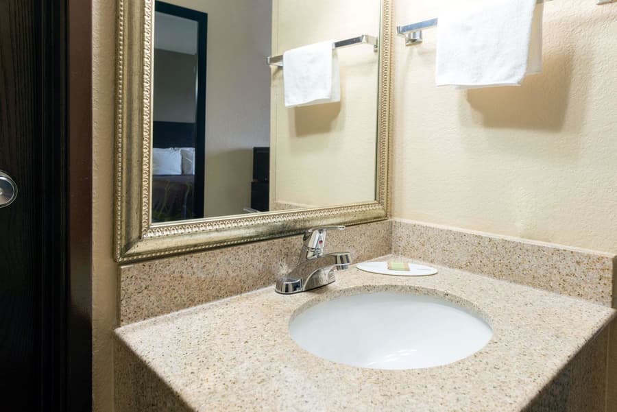 Super 8 by Wyndham Springfield East