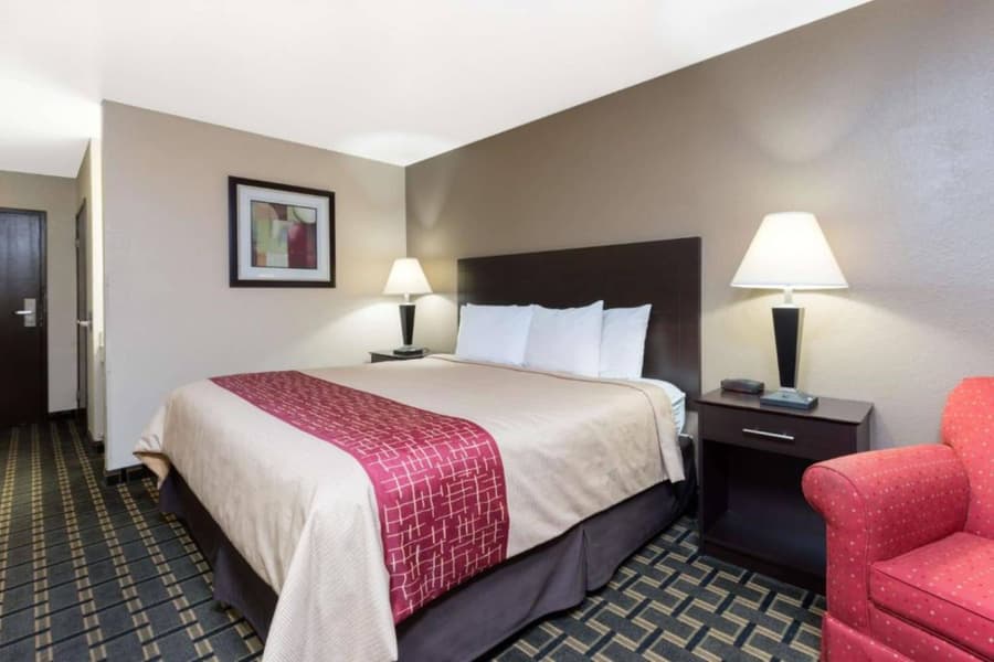 Super 8 by Wyndham Springfield East