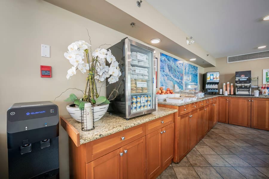 Econo Lodge Inn & Suites
