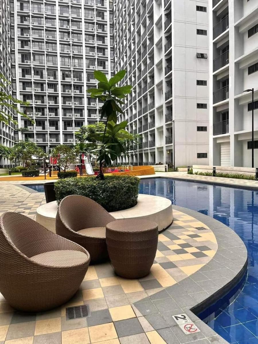 E & R Staycation Condotel near Mall of Asia